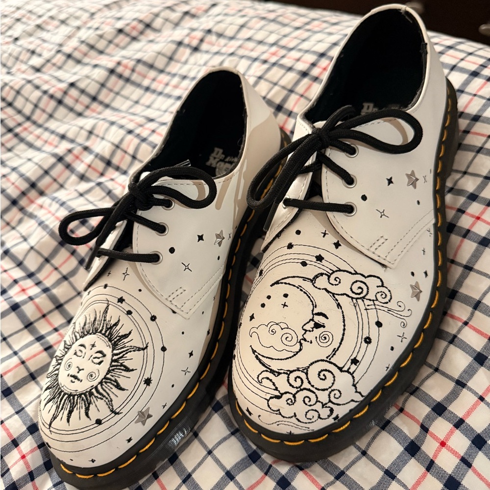 Dr. Martens Cosmic White Oxford  Shoes UNISEX 7(M) 9(W) LIKE NEW!!!